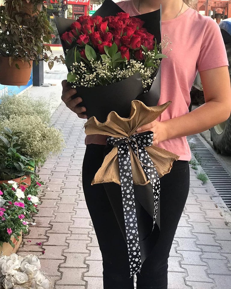 41 g�lden buket siyah fonda